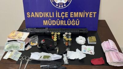 Afyonkarahisar’ın Sandıklı ilçesinde polisin gerçekleştirdiği başarılı bir uyuşturucu operasyonunda yakalanan