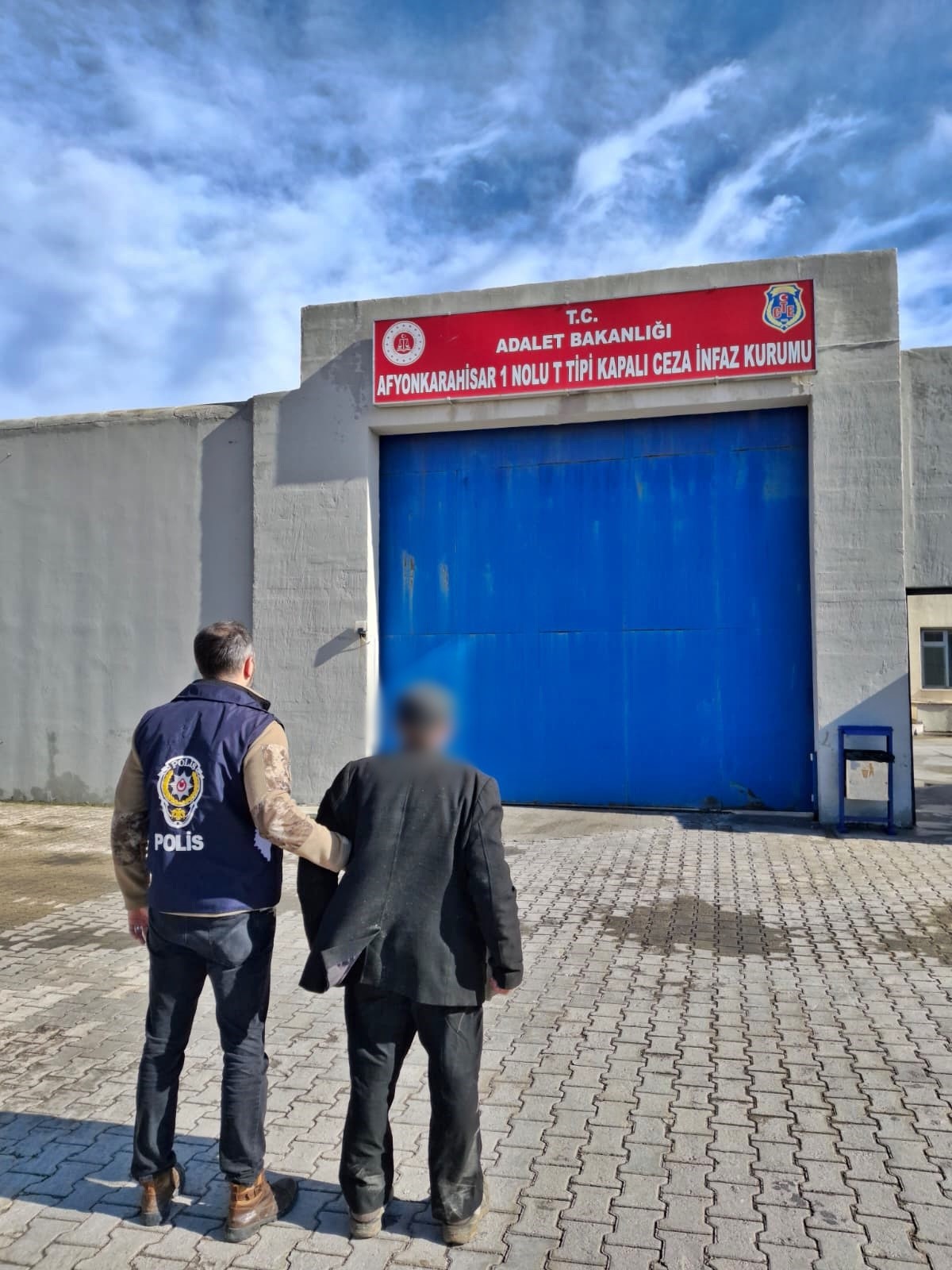 Afyonkarahisar İl Emniyet Müdürlüğü ekipleri, aranan şahısların yakalanmasına yönelik yürüttüğü