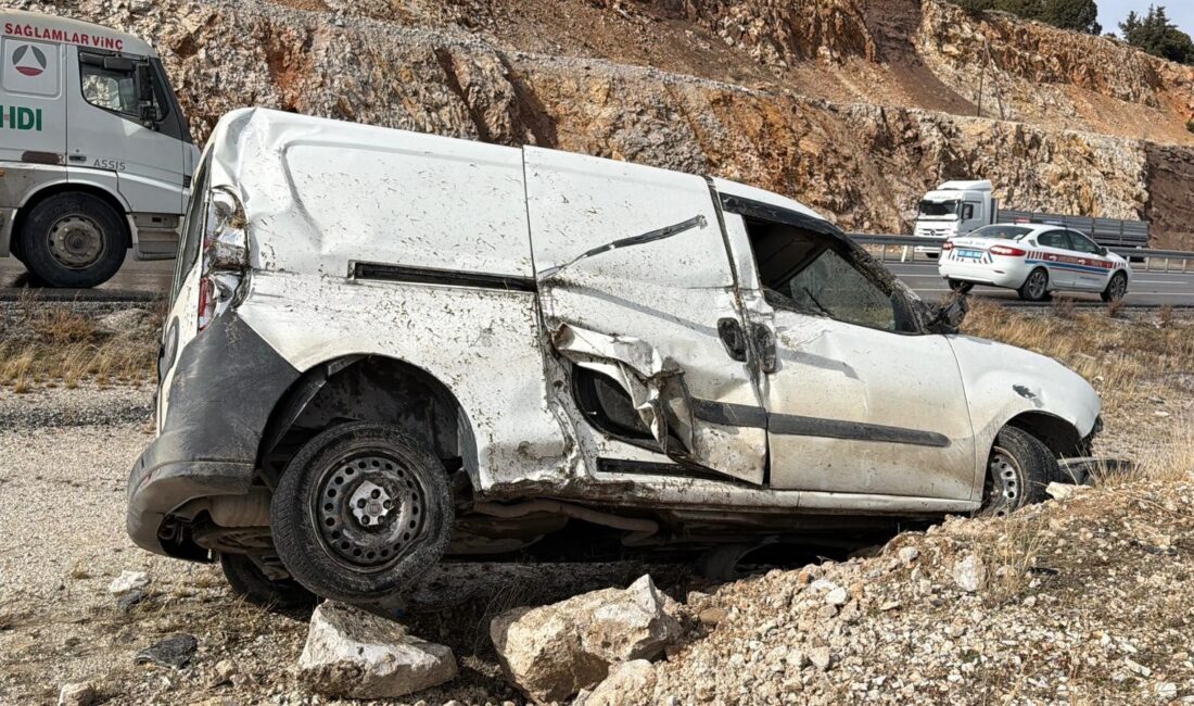 Afyonkarahisar’da sürücüsünün direksiyon hakimiyetini kaybettiği bir otomobil, yol kenarındaki kayalıklara