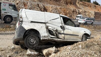 Afyonkarahisar’da sürücüsünün direksiyon hakimiyetini kaybettiği bir otomobil, yol kenarındaki kayalıklara