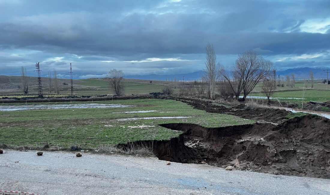Afyonkarahisar’ın Sandıklı ilçesinde etkili olan aşırı yağışlar hayatı olumsuz etkiledi.