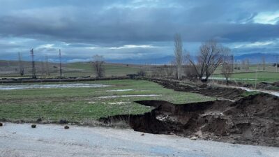 Afyonkarahisar’ın Sandıklı ilçesinde etkili olan aşırı yağışlar hayatı olumsuz etkiledi.