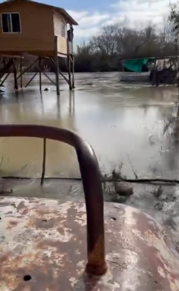 Antalya'nın Serik ilçesinde etkili olan yağışların ardından Köprüçayı Irmağı'nın taşması