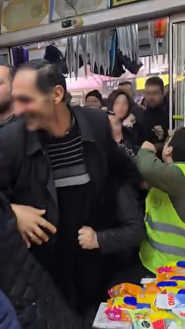 Bursa'nın İnegöl ilçesinde 27. yılını kutlayan bir mağazanın düzenlediği büyük