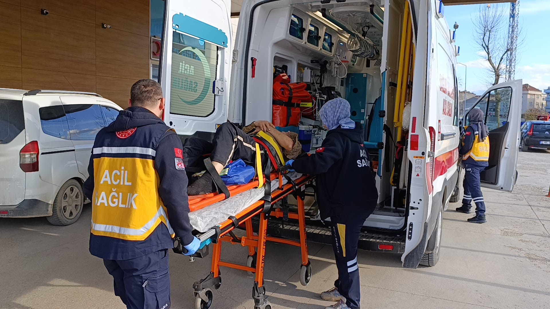 Bursa'nın İnegöl ilçesinde ormanlık alanda bozulan aracına müdahale etmek isteyen