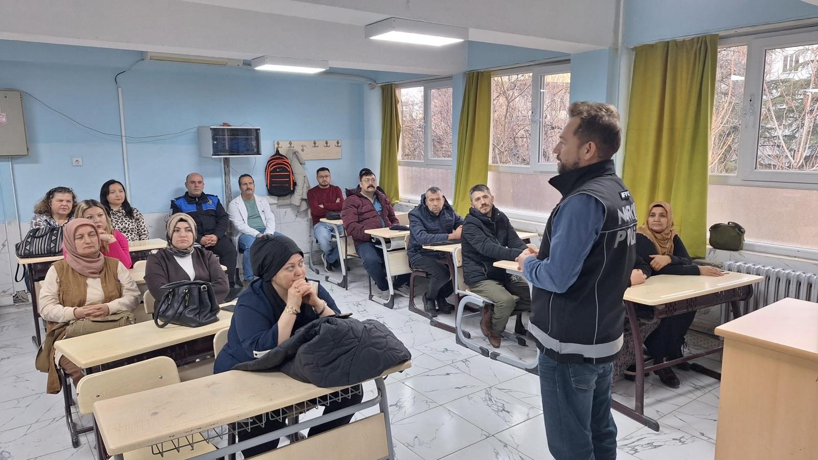 Afyonkarahisar İl Emniyet Müdürlüğü, geleceğin teminatı olan gençleri bilgilendirmek ve