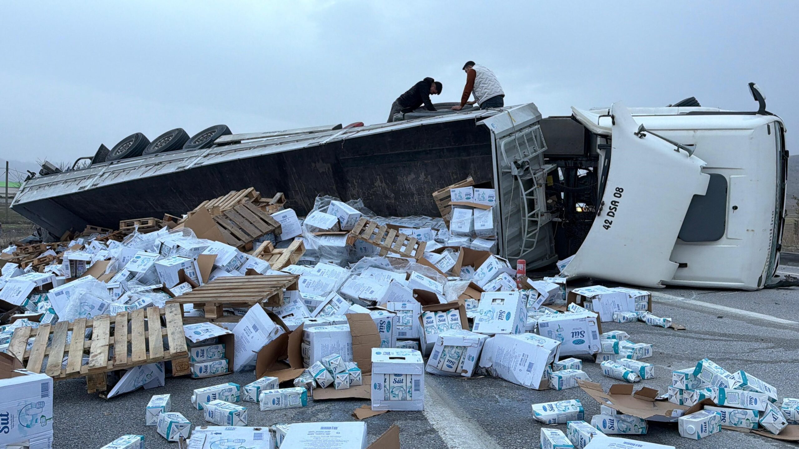 Afyonkarahisar’ın Emirdağ ilçesi ile Eskişehir arasındaki karayolunda sabah saatlerinde hareketli