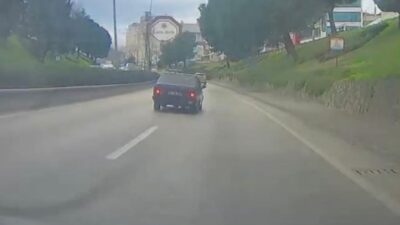 Bursa'nın Osmangazi ilçesinde, kaldırımda yürüyen masum çocukların üzerine aracını sürerek