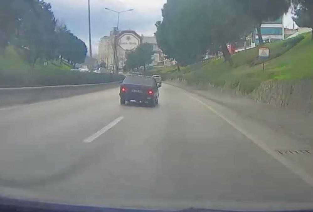 Bursa'nın Osmangazi ilçesinde, kaldırımda yürüyen masum çocukların üzerine aracını sürerek