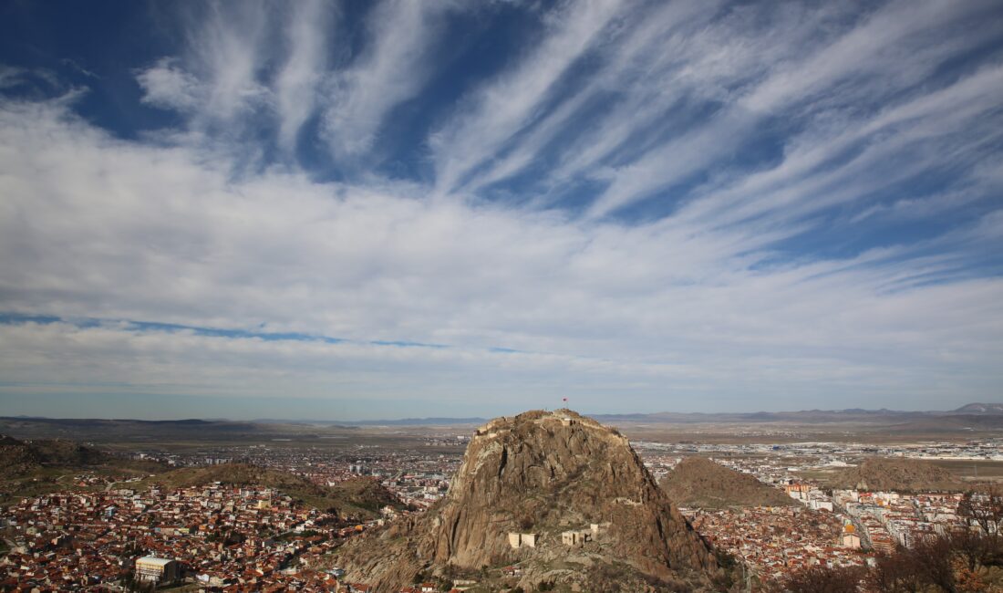 Afyonkarahisar’ın görkemli simgesi Karahisar Kalesi, doğanın eşsiz bir gösterisine ev