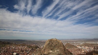 Afyonkarahisar’ın görkemli simgesi Karahisar Kalesi, doğanın eşsiz bir gösterisine ev