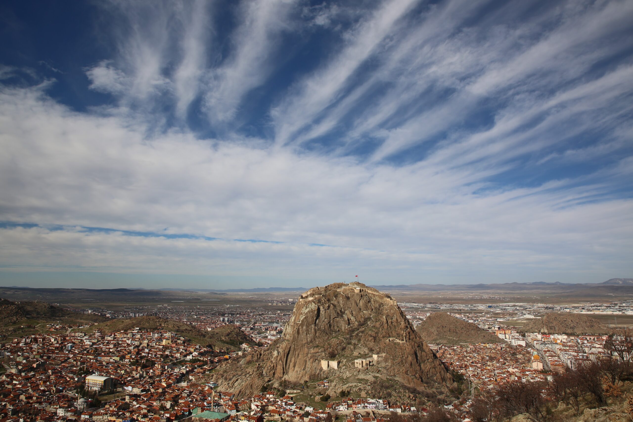 Afyonkarahisar’ın görkemli simgesi Karahisar Kalesi, doğanın eşsiz bir gösterisine ev