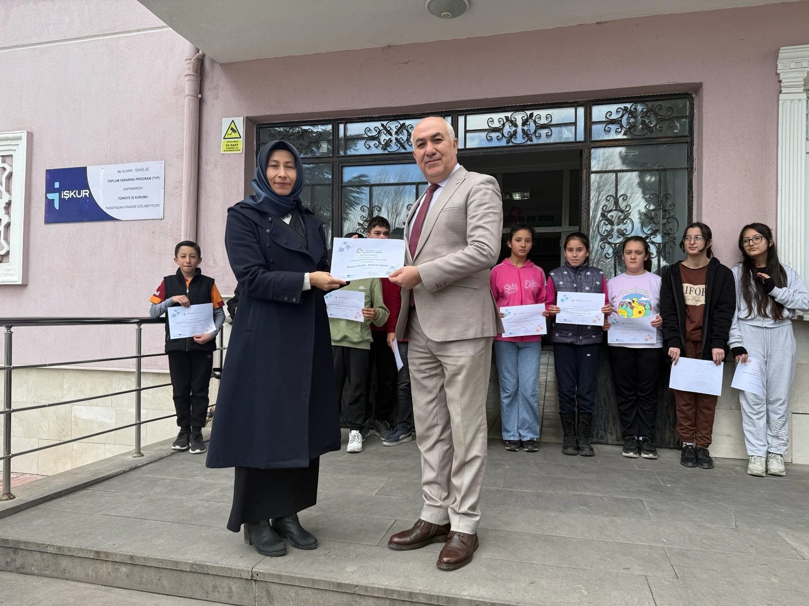  Afyonkarahisar’ın Emirdağ ilçesinde bulunan Gömü Ortaokulu; yürüttüğü iki ‘eTwinning’ projesiyle,