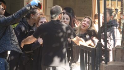 Antalya’nın Muratpaşa ilçesi, öğle saatlerinde yankılanan silah sesleriyle sarsıldı. Konuksever