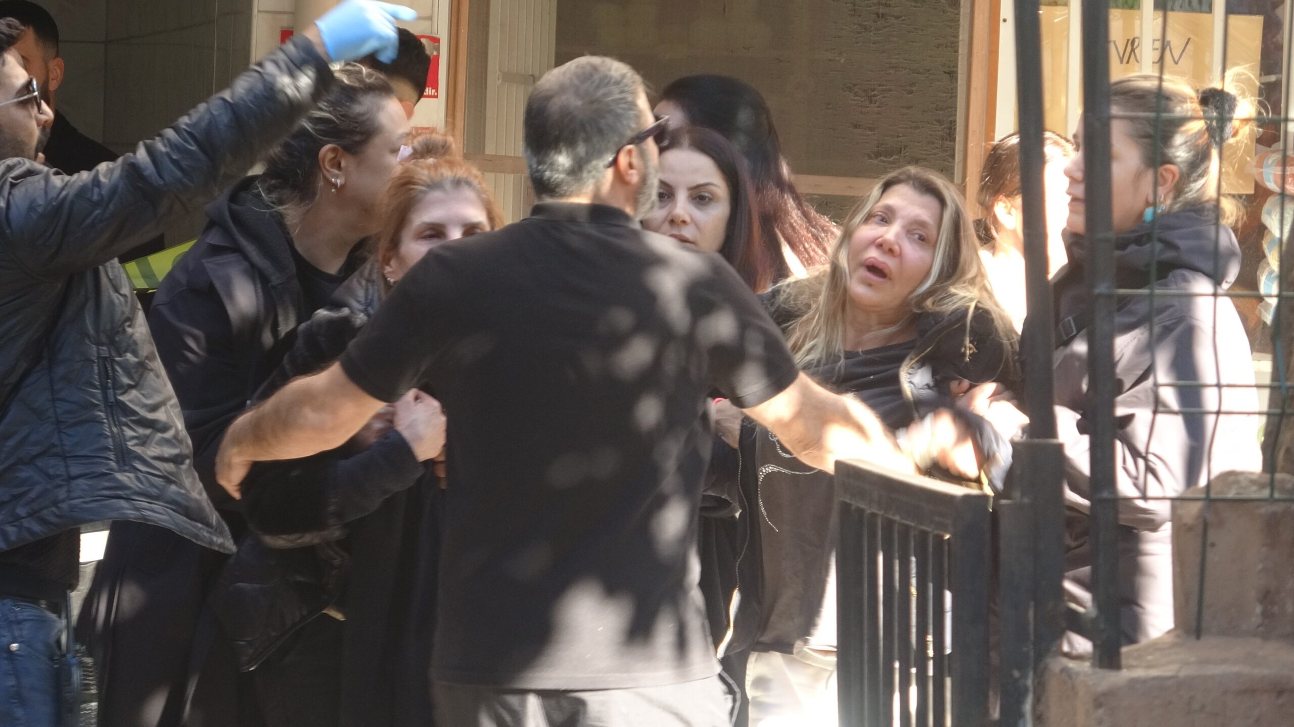 Antalya’nın Muratpaşa ilçesi, öğle saatlerinde yankılanan silah sesleriyle sarsıldı. Konuksever