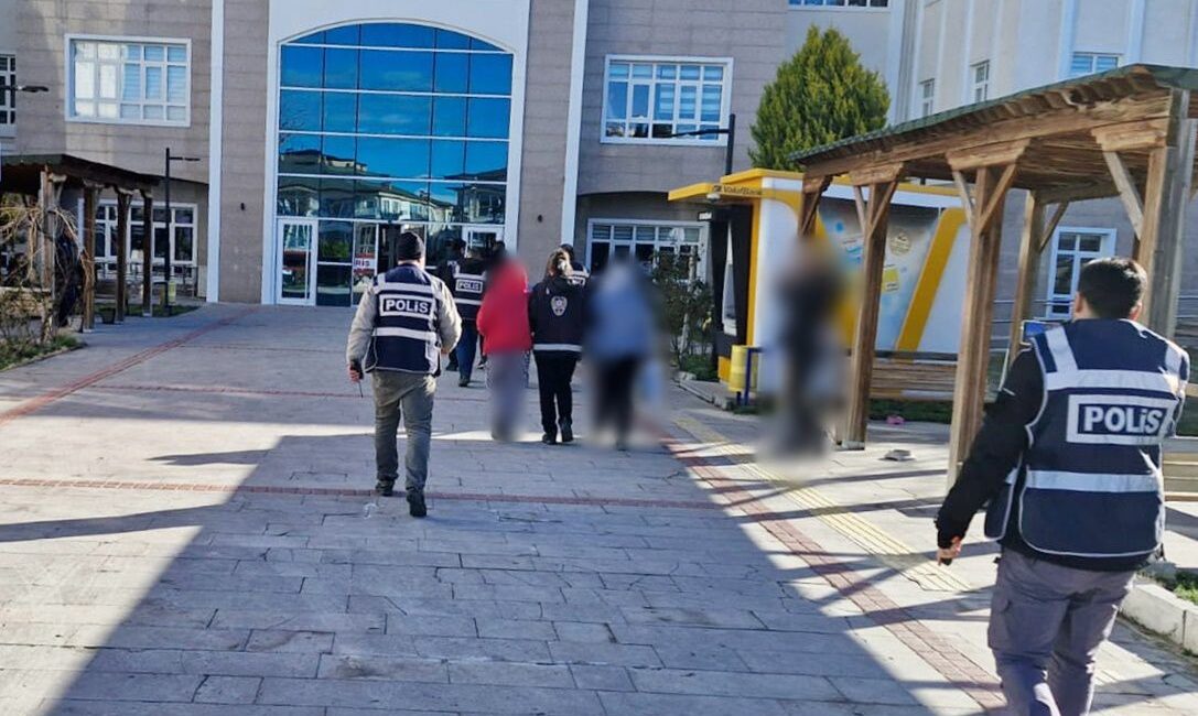 Burdur’da bir vatandaşı sahte altınlarla 1 milyon TL dolandıran şebeke,