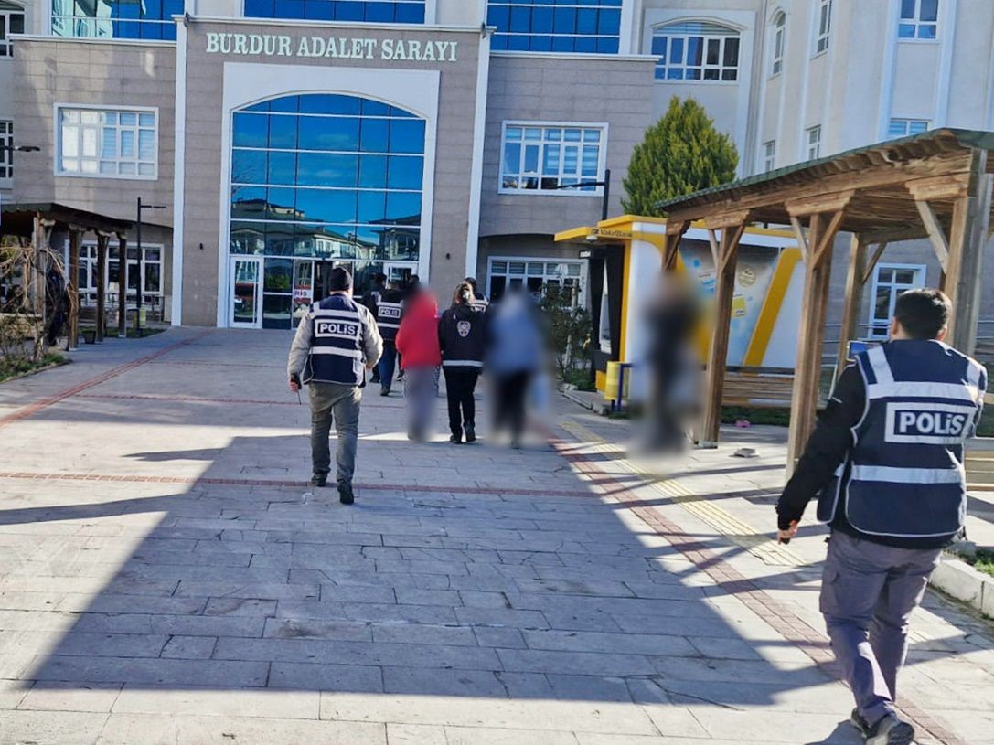 Burdur’da bir vatandaşı sahte altınlarla 1 milyon TL dolandıran şebeke,