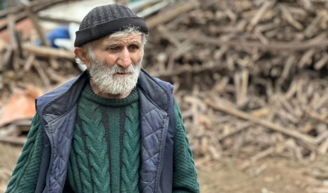 Sakarya’nın Akyazı ilçesinde geçtiğimiz günlerde evinden çıkarılan 20 kamyon çöple