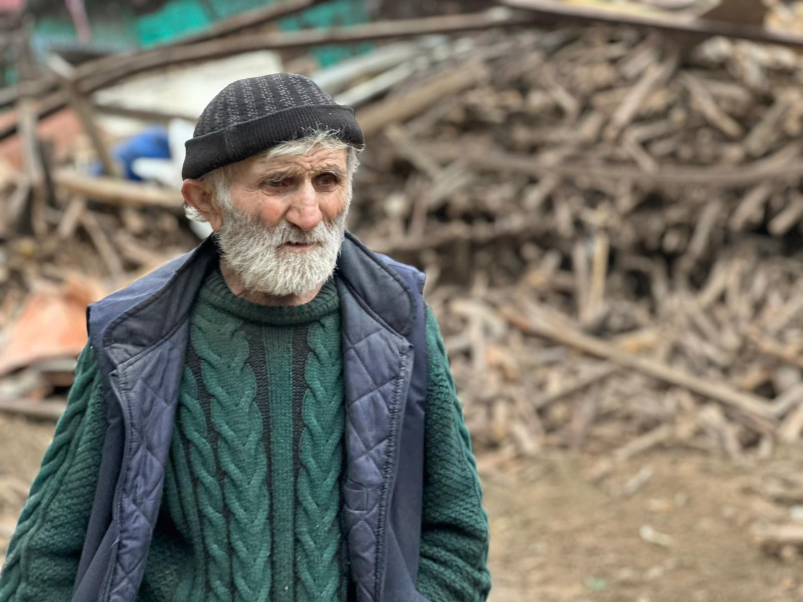 Sakarya’nın Akyazı ilçesinde geçtiğimiz günlerde evinden çıkarılan 20 kamyon çöple