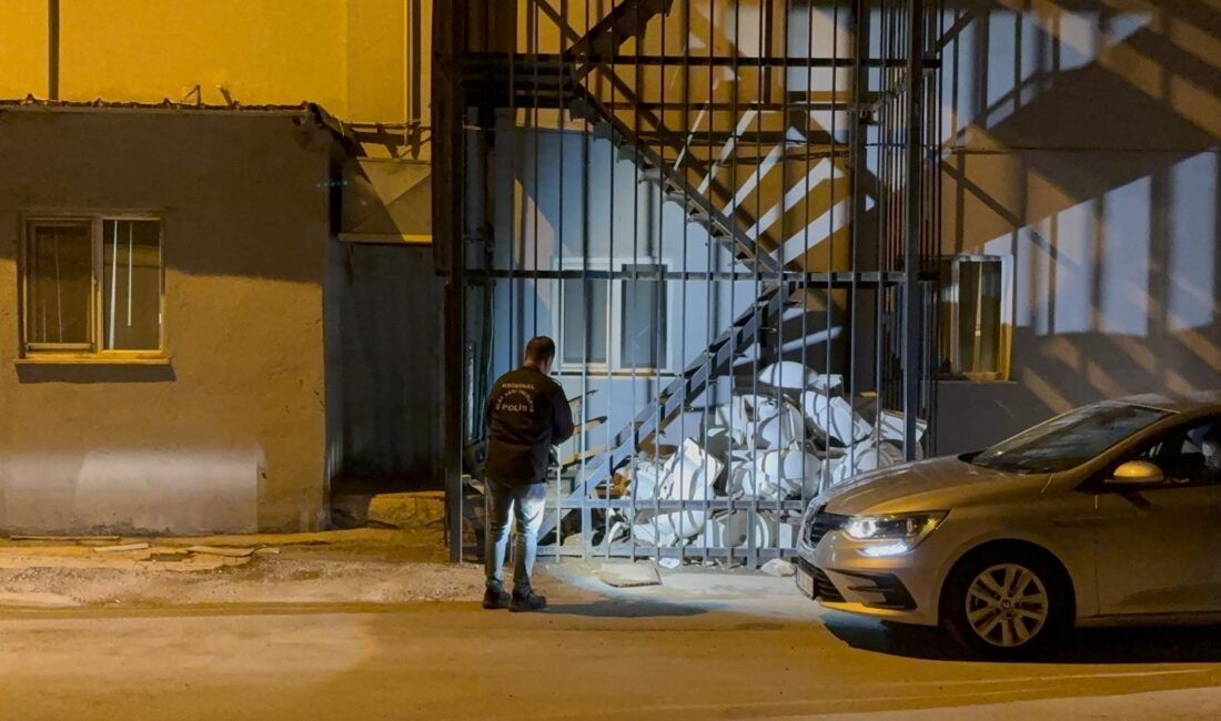 Kayseri’nin Kocasinan ilçesinde yaşanan ilginç olayda, kurcaladığı tabancanın ateş almasıyla