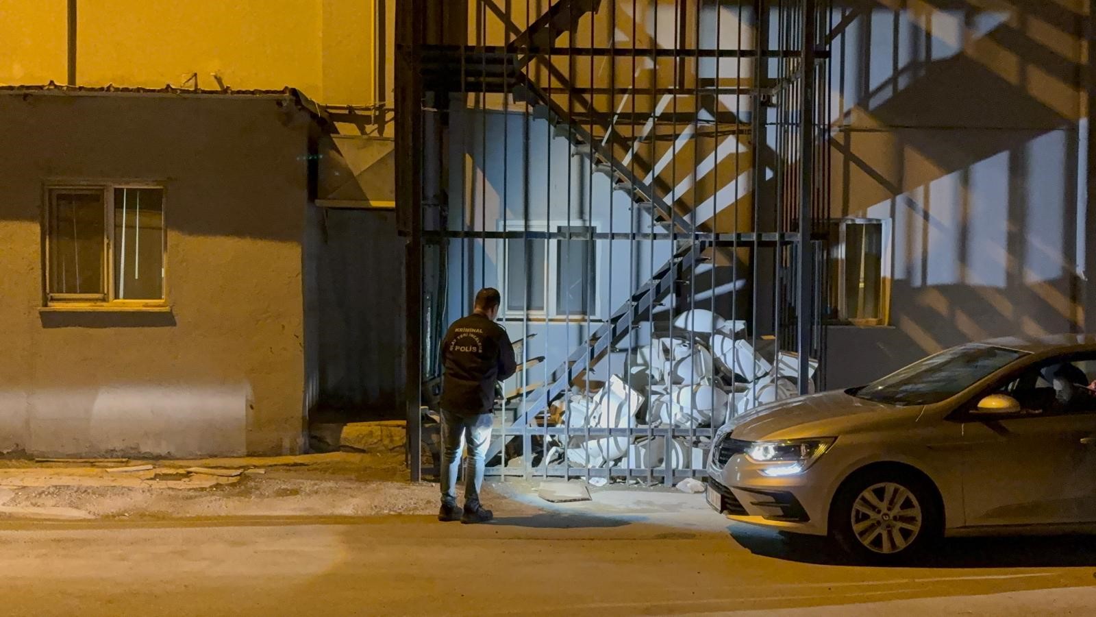 Kayseri’nin Kocasinan ilçesinde yaşanan ilginç olayda, kurcaladığı tabancanın ateş almasıyla