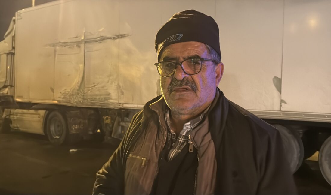 Sakarya’nın Erenler ilçesinde, yol kenarında yakılan lastiklerden çıkan yoğun dumanın