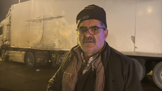 Sakarya’nın Erenler ilçesinde, yol kenarında yakılan lastiklerden çıkan yoğun dumanın