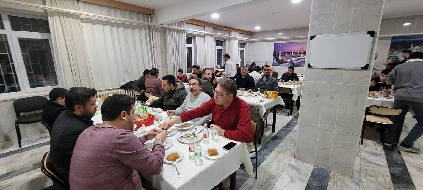 Afyonkarahisar İl Müftülüğünde görevli personeller gerçekleştirilen iftar programında bir araya