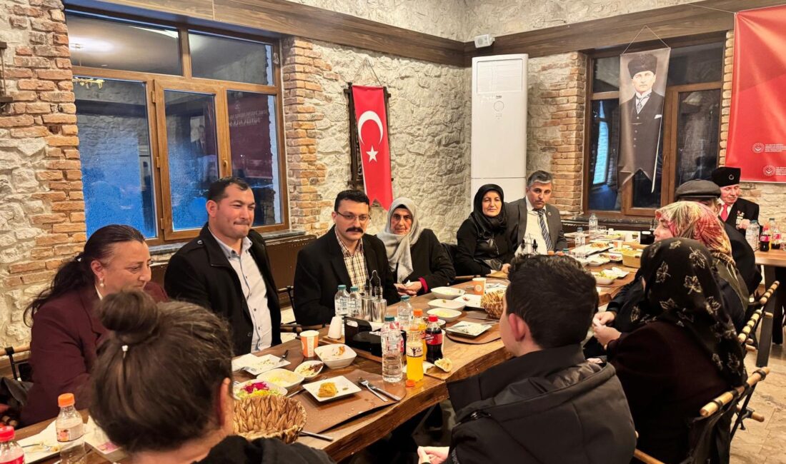 Emirdağ Kaymakamlığı koordinasyonunda düzenlenen ‘Büyük Aile Sofraları’ programı, ilçedeki şehit