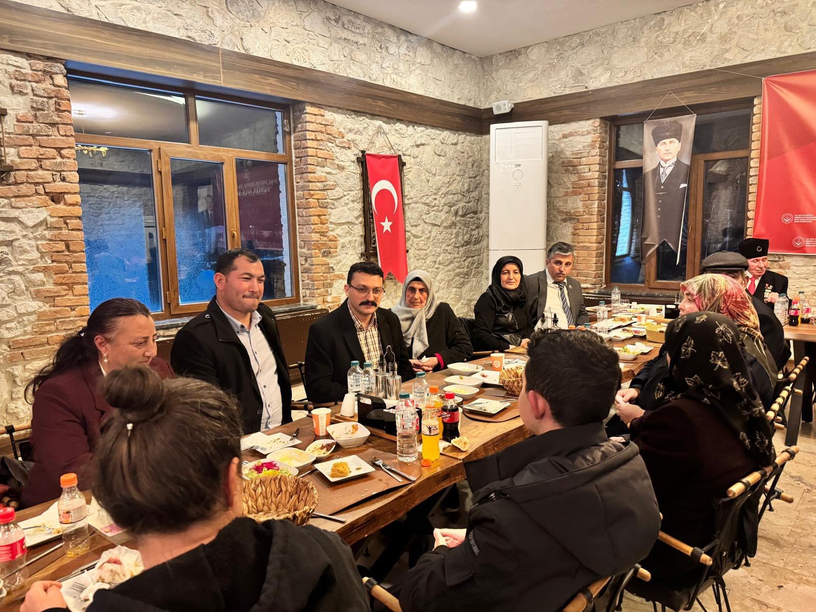 Emirdağ Kaymakamlığı koordinasyonunda düzenlenen ‘Büyük Aile Sofraları’ programı, ilçedeki şehit