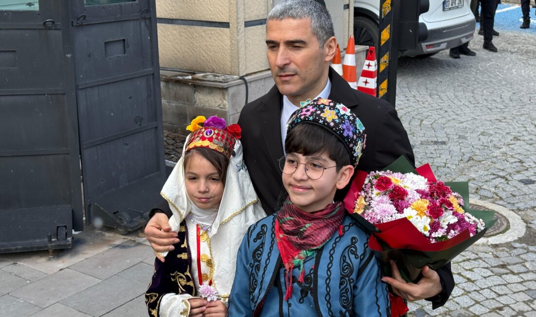 Uşak Valiliği’nden, Afyonkarahisar Valiliği’ne atanan Dr. Naci Aktaş, makam kapısının