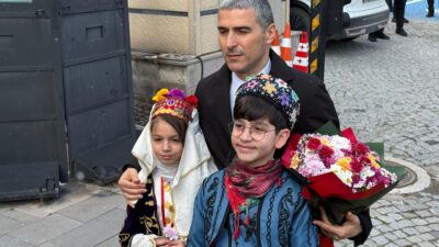 Uşak Valiliği’nden, Afyonkarahisar Valiliği’ne atanan Dr. Naci Aktaş, makam kapısının