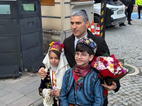 Uşak Valiliği’nden, Afyonkarahisar Valiliği’ne atanan Dr. Naci Aktaş, makam kapısının