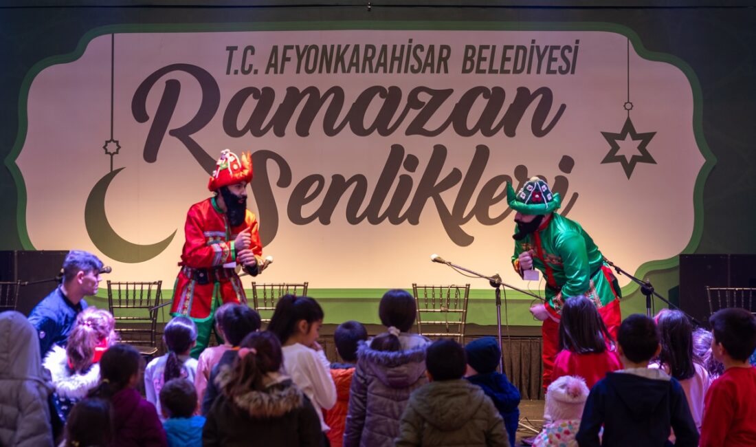 Afyonkarahisar Belediyesi tarafından düzenlenen Ramazan Şenlikleri, Zafer Meydanı’nda yoğun katılımla