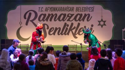 Afyonkarahisar Belediyesi tarafından düzenlenen Ramazan Şenlikleri, Zafer Meydanı’nda yoğun katılımla