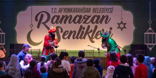 Afyonkarahisar Belediyesi tarafından düzenlenen Ramazan Şenlikleri, Zafer Meydanı’nda yoğun katılımla