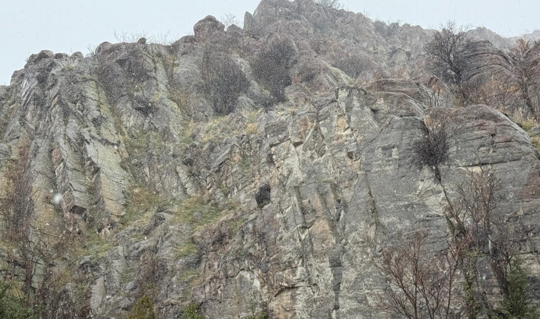 Afyonkarahisar’da günlerdir beklenen kar yağışı sabah saatlerinde başladı. Kent merkezinde