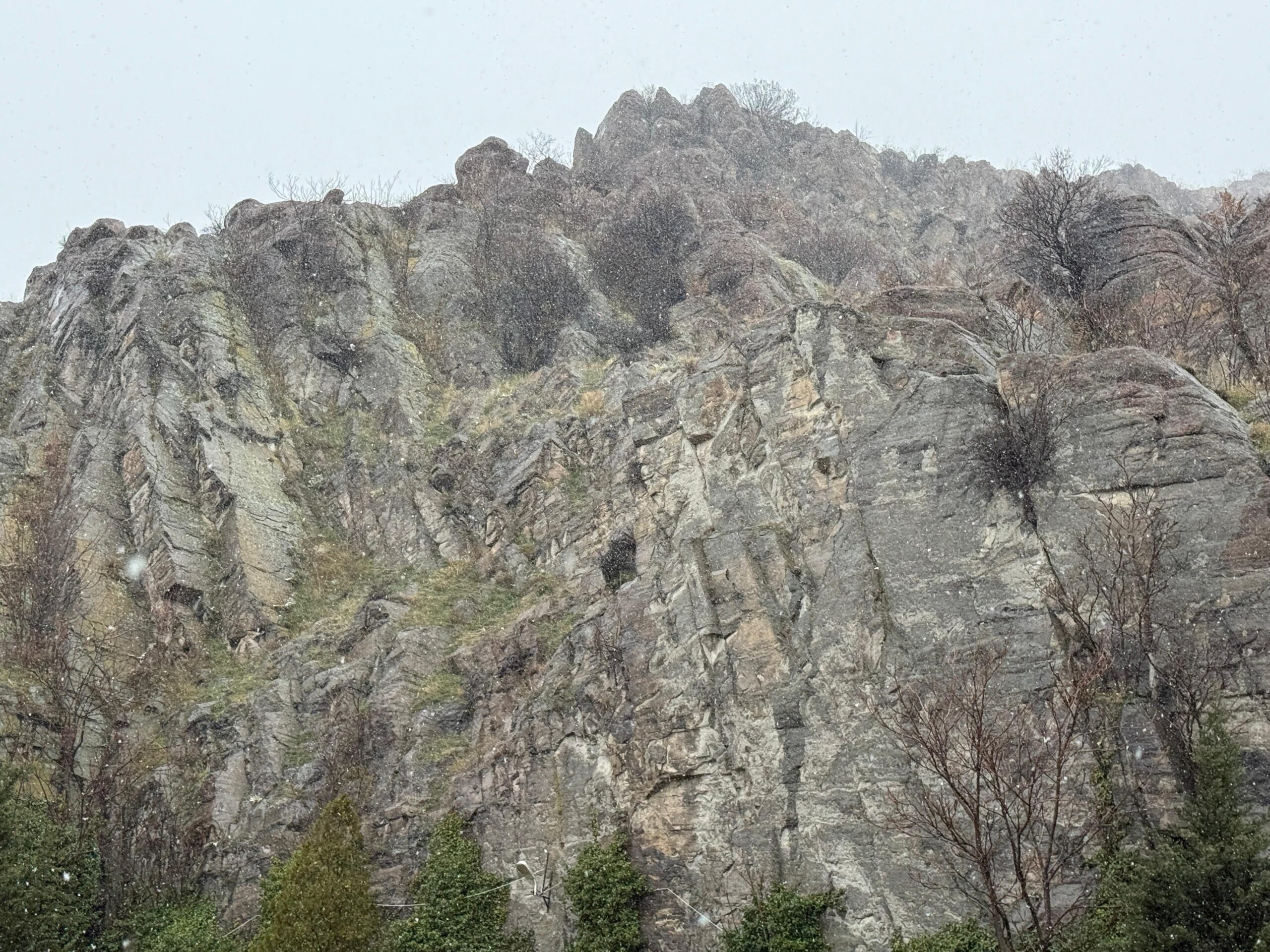 Afyonkarahisar’da günlerdir beklenen kar yağışı sabah saatlerinde başladı. Kent merkezinde