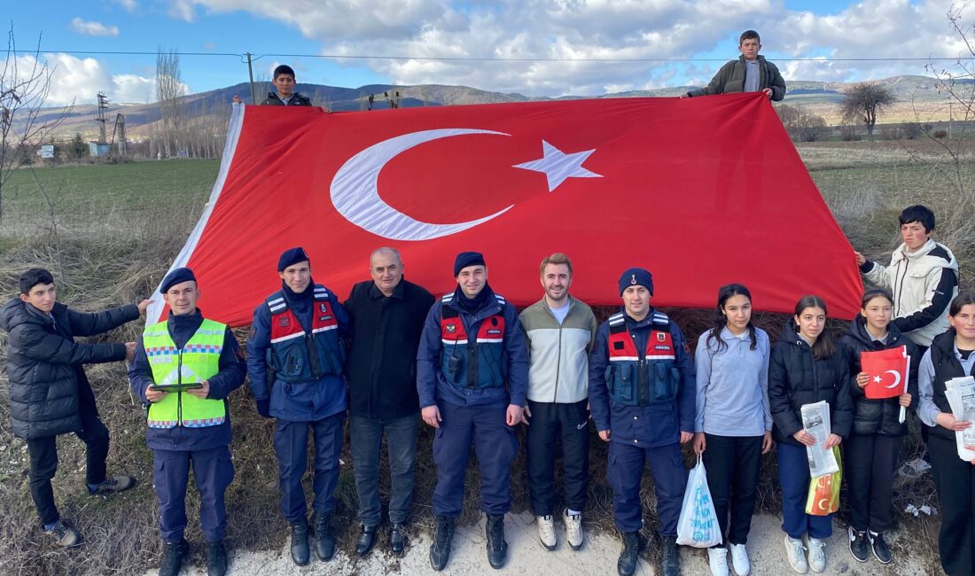Afyonkarahisar'ın Sandıklı ilçesi Akharım beldesinde öğrencilerden jandarma ile ortak bayrak
