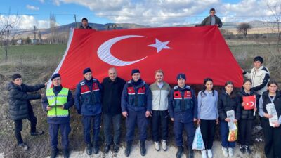 Afyonkarahisar'ın Sandıklı ilçesi Akharım beldesinde öğrencilerden jandarma ile ortak bayrak