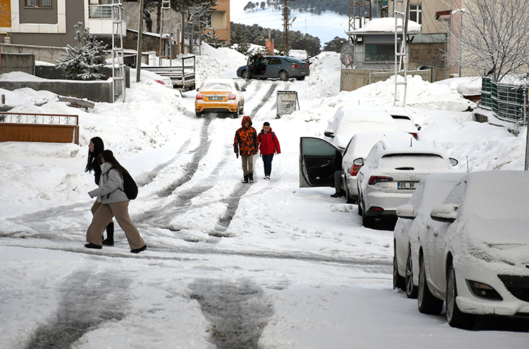 Bazı illerde soğuk hava ve kar etkisini sürdürüyor.
