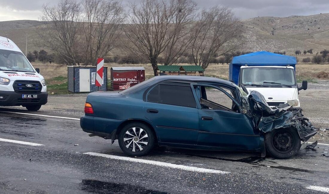 Afyonkarahisar'ın Şuhut ilçesinde iki otomobilin çarpışma sonucu meydana gelen trafik
