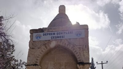 Afyonkarahisar’ın Dinar ilçesinde, asri mezarlık içerisinde yıllar önce yaptırılan Deprem