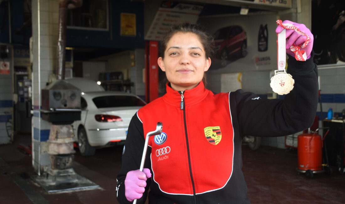 Afyonkarahisar'da yaklaşık 2 yıl önce aldığı otomobili arıza çıkarınca tamir