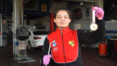 Afyonkarahisar'da yaklaşık 2 yıl önce aldığı otomobili arıza çıkarınca tamir