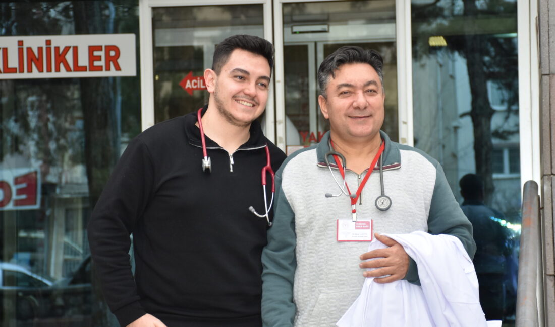 Aynı üniversiteden mezun doktor baba-oğul, memleketleri Afyonkarahisar'ın Sandıklı ilçesinde birlikte