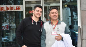 Aynı üniversiteden mezun doktor baba-oğul, memleketleri Afyonkarahisar'ın Sandıklı ilçesinde birlikte