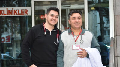 Aynı üniversiteden mezun doktor baba-oğul, memleketleri Afyonkarahisar'ın Sandıklı ilçesinde birlikte