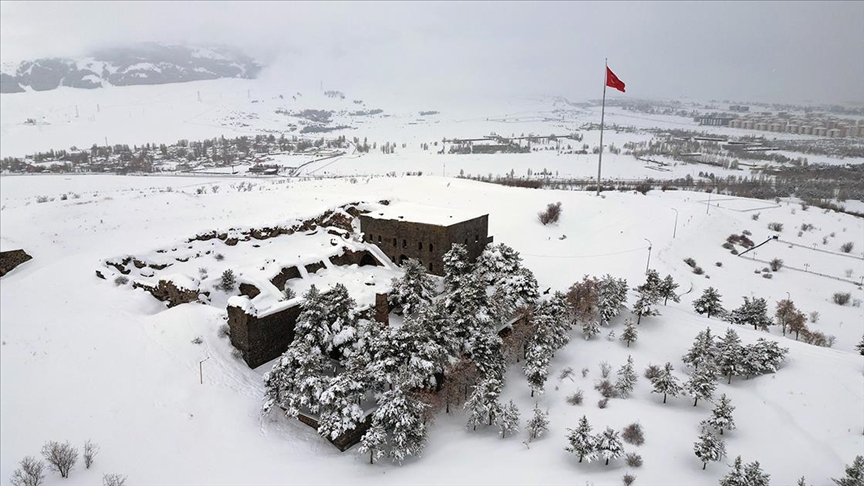 Kış mevsiminin çetin geçtiği illerden Erzurum'da etkili olan kar yağışı,