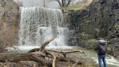 Yozgat merkeze bağlı Evci köyünde bulunan Evci Şelalesi, eriyen kar